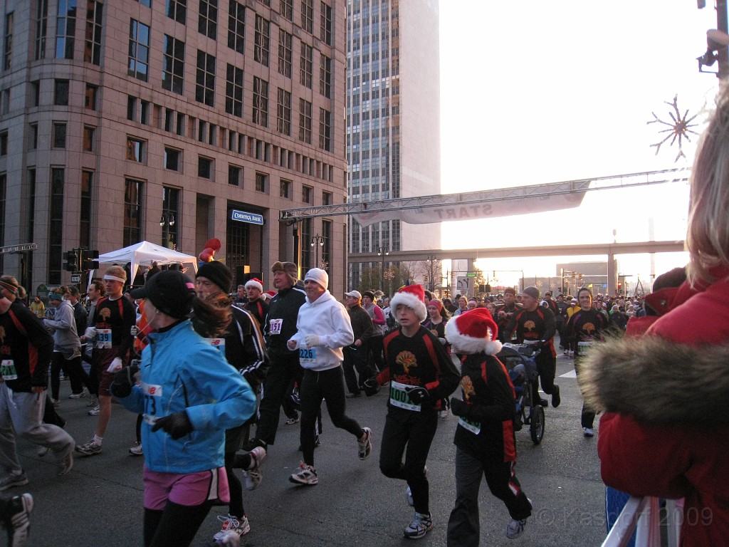 Detroit Turkey Trot 10K 2009 020.jpg - The 2009 Detroit Turkey trot 10K was run on November 29, 2009. A chilly and blustery day. Lots of costumes and racers though, 12400 strong!